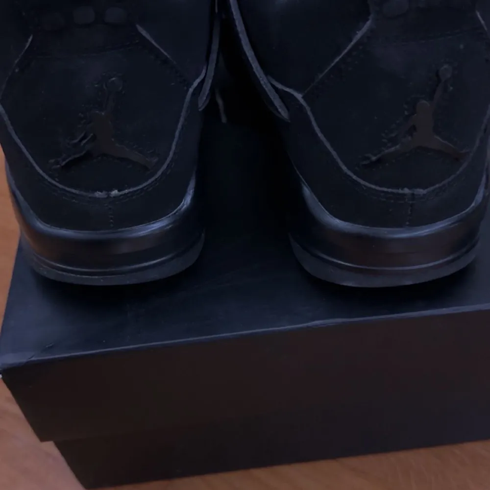 säljer dessa jordan 4 black cats eftersom att de är för små, skicket är 9/10 dom är nästan aldrig använda. säljer till ett rimligt pris. vilket även kan diskuteras vid snabb affär!. Skor.