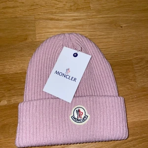 Moncler mössa - Moncler mössa, oanvänd, Onesize