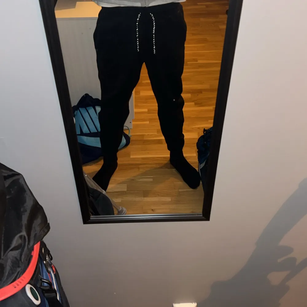 Hej, säljer denna svarta Nike tech byxa, storlek S jag är 1,80 och den sitter super bra längst benen syns på bilden,skick 9/10 använd 2-3 gånger, säljs pågrund av inte min stil längre, vid snabb affär skickas det samma dag, 350kr . Jeans & Byxor.