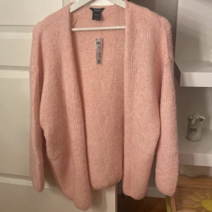 Kofta från Lindex  - Säljer denna helt nya rosa koftan från lindex, säljer eftersom att jag tog fel storlek och kan inte skicka tillbaka den. Lappen sitter kvar. Skriv för fler bilder och pris kan diskuteras❤️