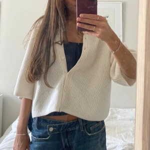 &other storys kofta - Jätte fin och helt ny & Other storys kofta😊 Köpte för någon vecka sedan använt två gånger! Nypris 790🍁🍂🤗vit/beige färgad