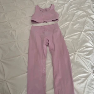 Rosa träningsset från monki - Rosa träningsset från monki, liten sminkfläck på sport bhn, se sista bilden. Storlek s