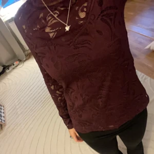 Vinröd/lila spets topp - Super fin topp som inte kommer till användning, endast använd ett fåtal gånger🥰🥰
