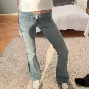 Lågmidjade jeans från Nelly, strl 36.  Innerben: 83cm Midjemått: 37 cm Crotch: 18cm. Stretchigt material! Men kommer inte längre till användning. Skriv vid frågor! 