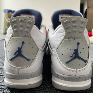 Jorden 4 Retro midnight navy - Dem är använda 5 gånger är i bra skick. Storlek 42:5.