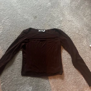 Långärmad tröja - Jättefin tröja med urringning. Den är i bra skick. Storlek xs men funkar även som en S/M.