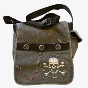 Axelremsväska döskalle   - så snygg väska med döskalle patch o kedja på. finns ett hål på sidan men går lätt att laga 🌟