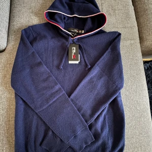 Polo Ralph lauren (RLX) hoodie - Säljer min RLX hoodie, 100% cashmere, otroligt skönt material och perfekt nu inför hösten/ vintern. Några frågor eller funderingar bara höra av dig! // Casper