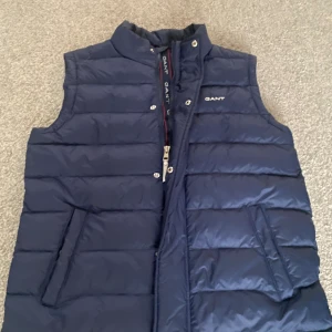 Gant väst - Säljer en inprincip helt ny Gant väst i mycket bra skick. Det fungerar super bra på både höst och vår samt priset går att diskutera 