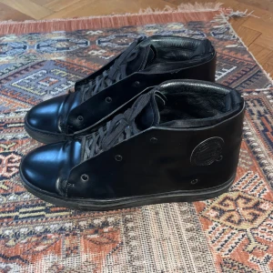 Acne Boots - Säljer dessa sjukt feta Acne Boots perfekta till höst o vinter. Skicket är  bra med visst tecken på användning. Storlek 41 men passar helt klart 42. Nypris ligger på 3000kr, sko box mm ingår inte. Frågor eller funderingar är det bara att höra av sig!