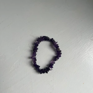 Armband - Sten/ ametist liknande armband som är stretchigt.