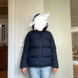Peak performance jacka - ⚠️Kan tänkta mig sänka priset vid en snabb affär⚠️En mörkblå dunjacka från peak performance! Perfekt till vintern och är i mycket bra skick 💕Nypris 4200kr men säljer nu för 2000kr!