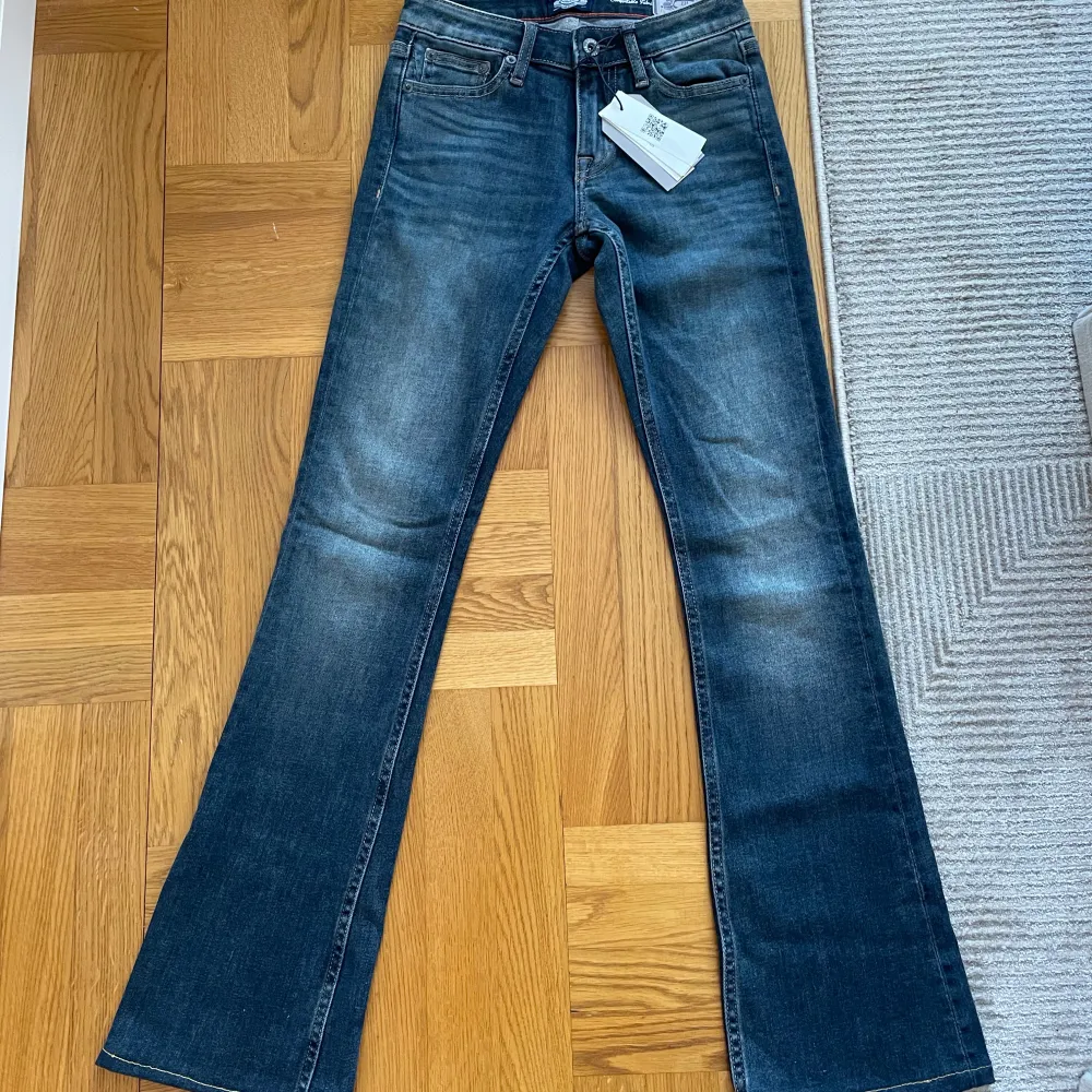 Säljer dessa jeans från Crocker, helt nya med prislapp på🌟  OBS! Dessa jeans har jag förkortat lite så hela längden är 93 cm, så lite kortare än vad det står på originallappen, orginalpris 799kr Skriv om du har frågor!. Jeans & Byxor.