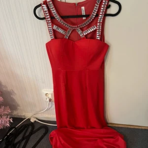 Chiara Forthi röd bal bröllop festklänning silvriga diamanter paljetter wedding guest klänning - Röd Chiara Forthi of Milano balklänning Perfekt för bal , fest , förlovning osv Figursydd vid midjan så den sitter jätte fint på Endast använd vid ett tillfälle En sten sitter löst (se sista bilden) men går att sy fast  Djur- & rökfritt hem