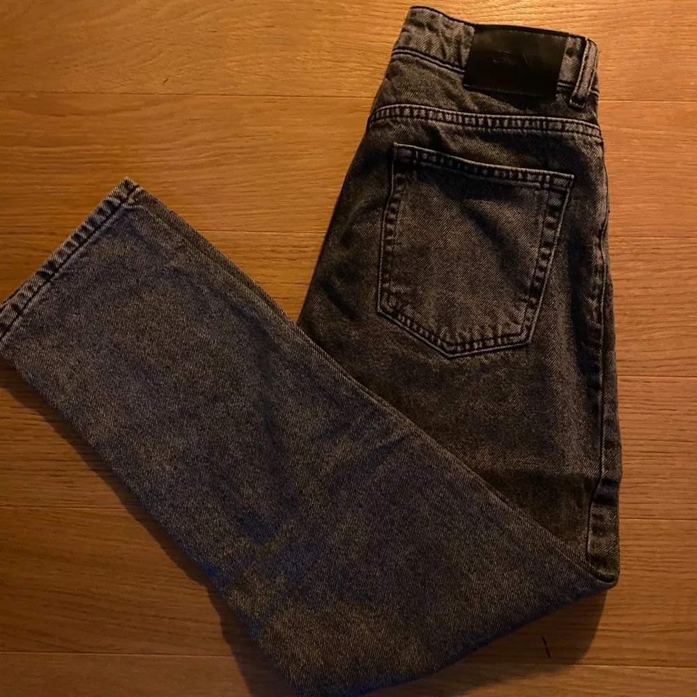 Säljer ett par grå Grunt jeans. De har en normal passform med raka ben och de är i bra skick. Skriv för fler bilder🕺🕺. Jeans & Byxor.