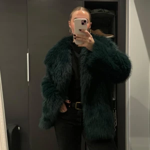 Grön pälsjacka  - Använd väldigt få gånger därav mycke bra skick! Pris kan diskuteras🩷