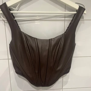 Brun skinntopp - Mörkbrun skinn topp i strl XS