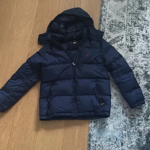 Ralph lauren jacka - 9,5/10 skick Passar mycket bra på storlek S men är XL i ungdom
