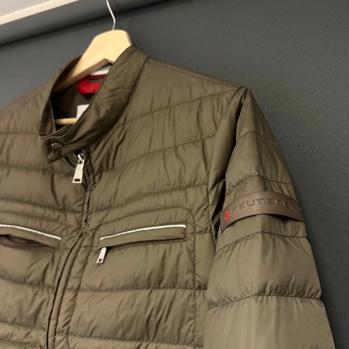 Olivgrön märkesjacka från Peuterey - 92