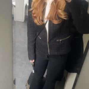 Kappa - Säljer min kappa då ja inte använder den längre. skicket På de är bra o knappt använd. Den är i storlek 42 men är liten i storleken så kanske s eller xs. Köpte den för 499 säljer för 350