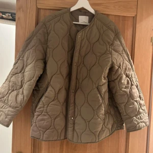 Jacka - Grön jacka från H&M Oversized  Fint skick 