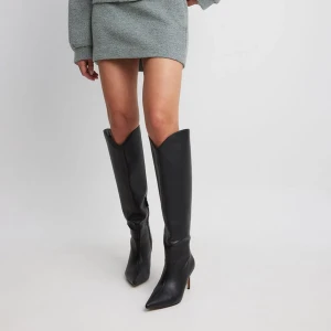 Stövlar x Lojsan Wallin  - Säljer ett par stövlar från Lojsan Wallin x Nakd i storlek 38. Skorna är använda ca 10 gånger och har slitage på klacken och framme på toppen av stövlarna. Fortfarande jättefina att använda🖤 