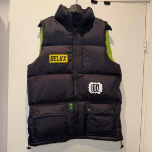 Signad ODZ puffer vest  - En signad ODZ väst, min pojkvän köpte limited 2022 när ODZ hade ett merchsläpp.   Storlek L och i gott skick! 