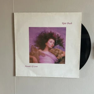 Kate Bush vinyl - Haft som prydnad ett tag men har tröttnat  Skicket är 10/10