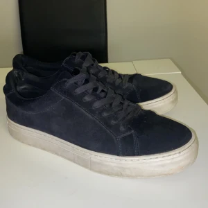 Vagabond skor - Mörkblå vagabond skor, är i bra skick förutom att det är lite slitage i skon som man ser på sista bilden men det är inget som syns utifrån. Är i storlek 40 men sitter som 41