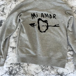 Mi Amor  stl S  - Säljer min gråa  mi amor hoodie, använd ett fåtal ggr. Jättefin! 💞