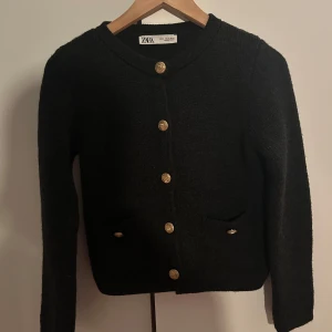 Stickad kofta guldknappar - Grå stickad "kofta" med guldknappar i storlek S från Zara. Otroligt bra skicka. Säljer då den inte används, vid snabb betalning kan pris diskuteras💕