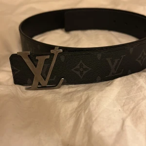 Louis Vuitton Bälte - Hej! Säljer mitt Louis Vuitton bälte som är i bra skick! Strlk: 95cm.                       Ett hål på bältet är skadat men man kan fortfarande använda det hålet