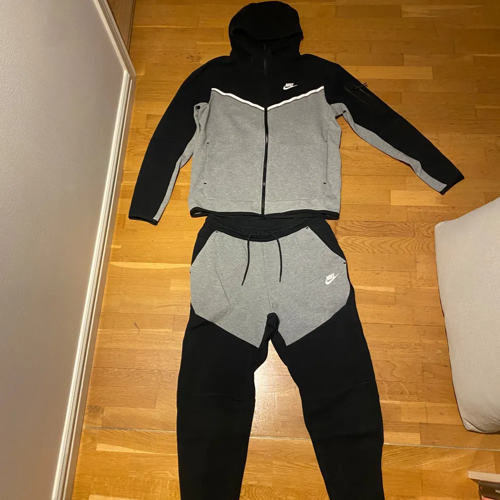 Jätte schysst tracksuit, Storlek M Nästan nyskick använd fåtal gånger men inga märkbara skador på den, säljer för att den inte passar.👍. Hoodies.