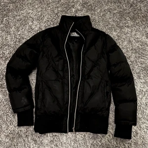 Urban Classics Puffer Jacket  - Snygg och varm vinterjacka i polyester/dun. Köpt på Zalando i höstas. Knappt använd. Nyskick.  Nypris 1250kr.  Storlek M. Regular fit. Unisex.   Mer info: https://www.zalando.se/urban-classics-vinterjacka-black-ur621u01h-q11.html