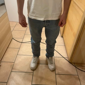 Jeans  - Storlek 28/32  Jag Är 175 lite korta på mig, 170-165 längd är perfekt för dessa jeans bra skick inga hål eller märken 