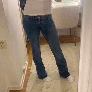 Säljer dessa helt oanvända lågmidjade jeans pågrund av att dem är lite för tajt vid höfterna på mig, och då inte kommit till användning!💗Inga defekter samt helt nyköpta. Skriv för fler bilder och frågor🌸