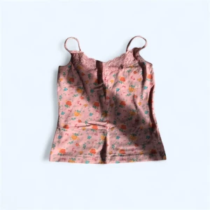 H&M Linne - Rosa blommig linne med spets på framsidan, linnet är från H&M DIVIDED. Är i storlek 40/L men kan möjligt vara 38/M, tröjan är i bra skick men nopprig på små ställen men syns knappt.