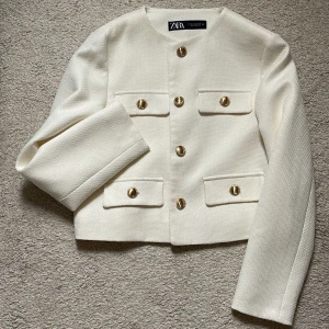 Cardigan med knappar - Jättefin cardigan/jacka i helt nytt skick, aldrig kommit till användning då den är för liten för mig