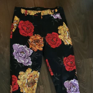 Blommiga kostymbyxor  - Säljer dessa blommiga kostymbyxor från river island. Ordinarie pris 40£, säljer för 150kr. Står storlek 6 passar 36. 