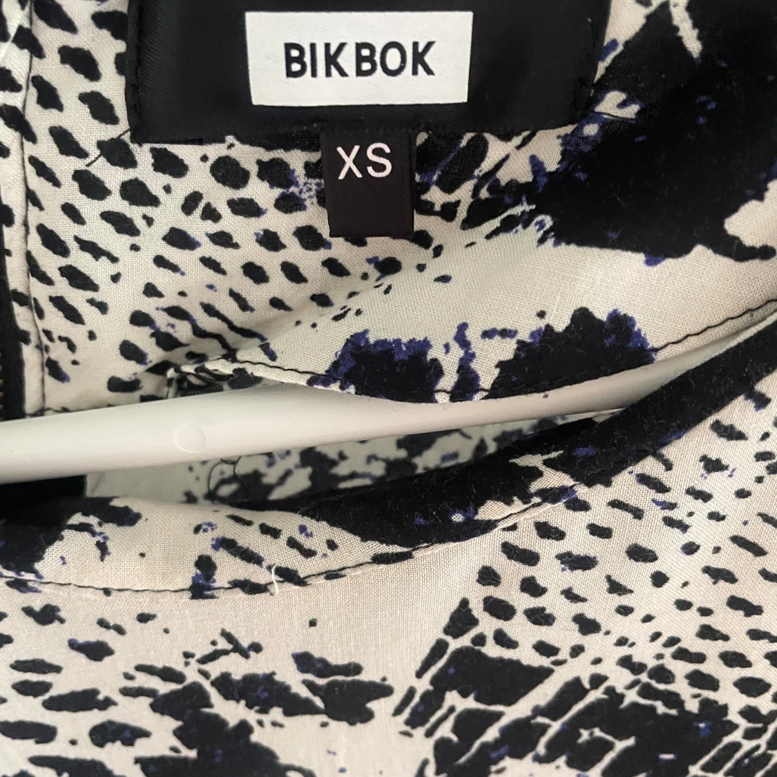 Svartvit mönstrad klänning från BikBok - 2