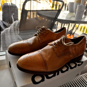 Hugo boss - Snygga HUGO BOSS oxfords i brunt läder. Skorna är i gott skick och har en klassisk design.