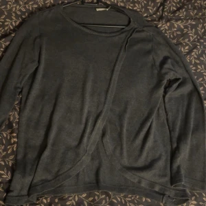 Halvöppen tröja - En tröja jag har endast använt en gång. Jätte fin och är halvöppen.  Skriv ifall ni vill ha testbilder🩶