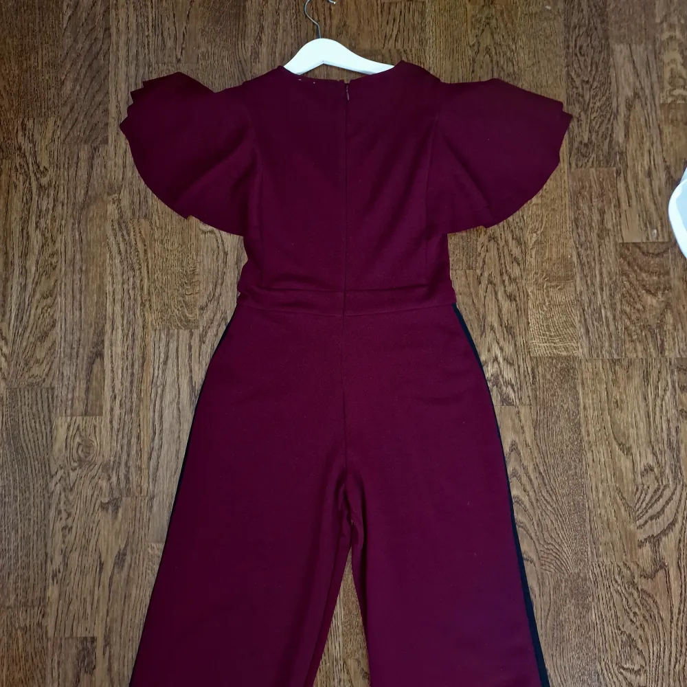 Säljer min lillasysters River Island Body Suit i färgen burgandy. Den är använd 2-3 gånger endast och borde passa flickor i 9-10 års åldern. Släpper för 299:-. Klänningar.