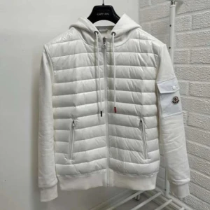 Moncler vit cardigan  - 7/10 i skick, storlek S går inte att köpa längre, perfekt inför hösten/vintern, fick asmånga komplimanger när jag bärde den.