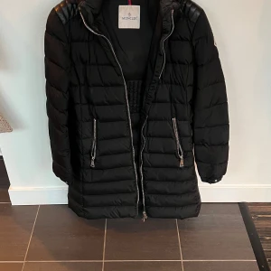 Moncler Jacka  - Säljer min mammas moncler jacka som är i helt okej skicka. Tveka inte på att skriva om ni har frågor eller liknande