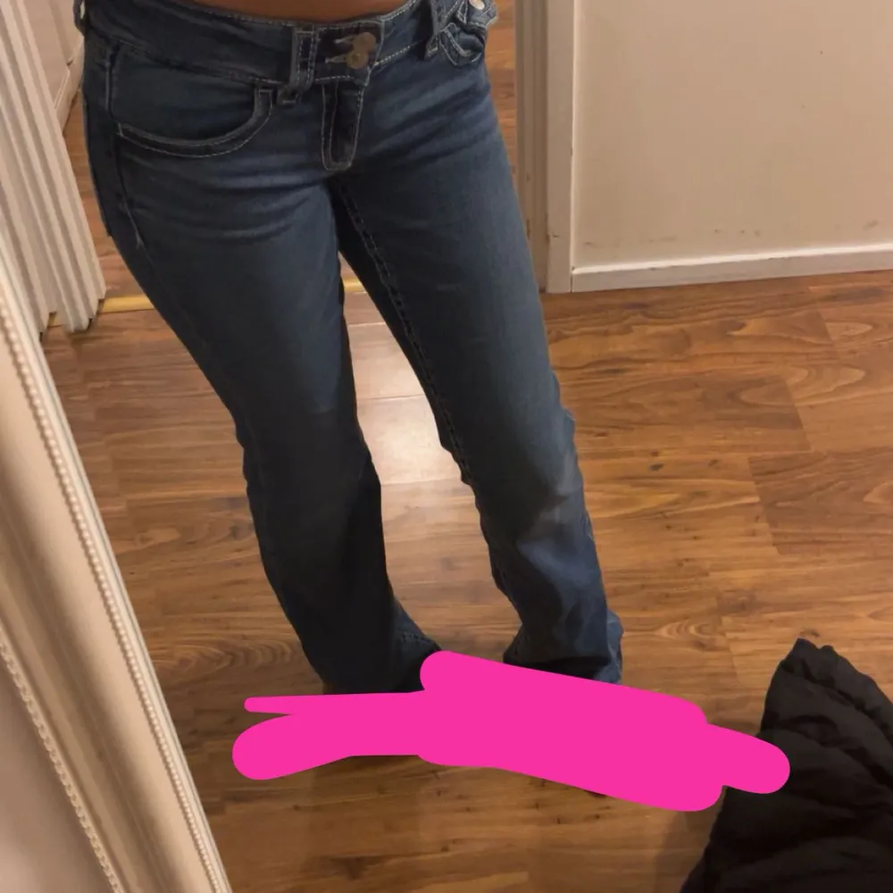 Snygga jeans som tyvär har blivit för små i storlek 156. Farkut & Housut.