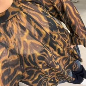 Slutsåld trendig blus i leopard mönster 😍