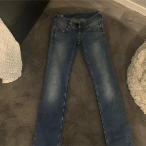 Pepe Venus jeans❤️❤️ - Säljer ett par lowwaist pepe venus jeans. De är i nyskick och i strlk w24 l32💕💕De är straight/ bootcut i benen på mig😁 skriv till mig om frågor eller funderingar😁😁