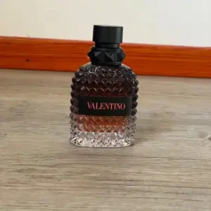 Valentino - En nya valetino parfym svart rekommenderar inte använt. Den är köpt i Malmö väldigt bra luktar gott de stanna kvar ganska länge. Rekommenderar att köpa❤️🙏🏽 