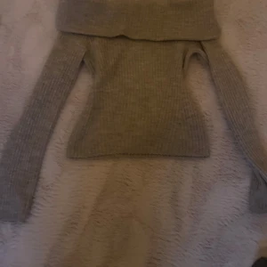 Off soulder tröja - Stockad tröja från hm använd två ggr